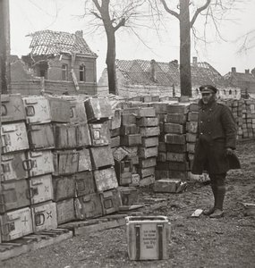 Nuestro rápido avance cerca de Cambrai obligó a los alemanes a abandonar grandes cantidades de munición de English Photographer